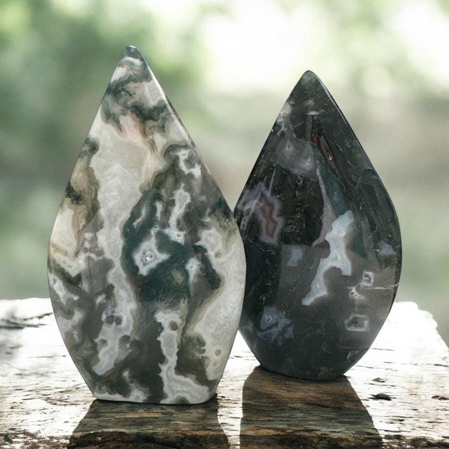 Moss Agate Flame Crystal: Nurturing Earth Energy Palm Stone