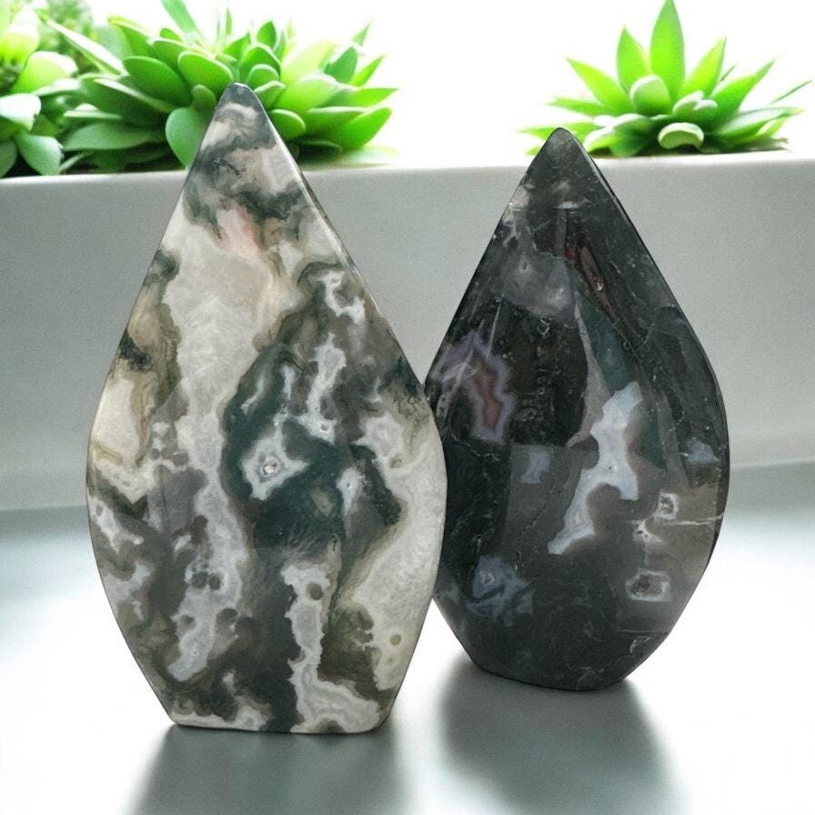 Moss Agate Flame Crystal: Nurturing Earth Energy Palm Stone