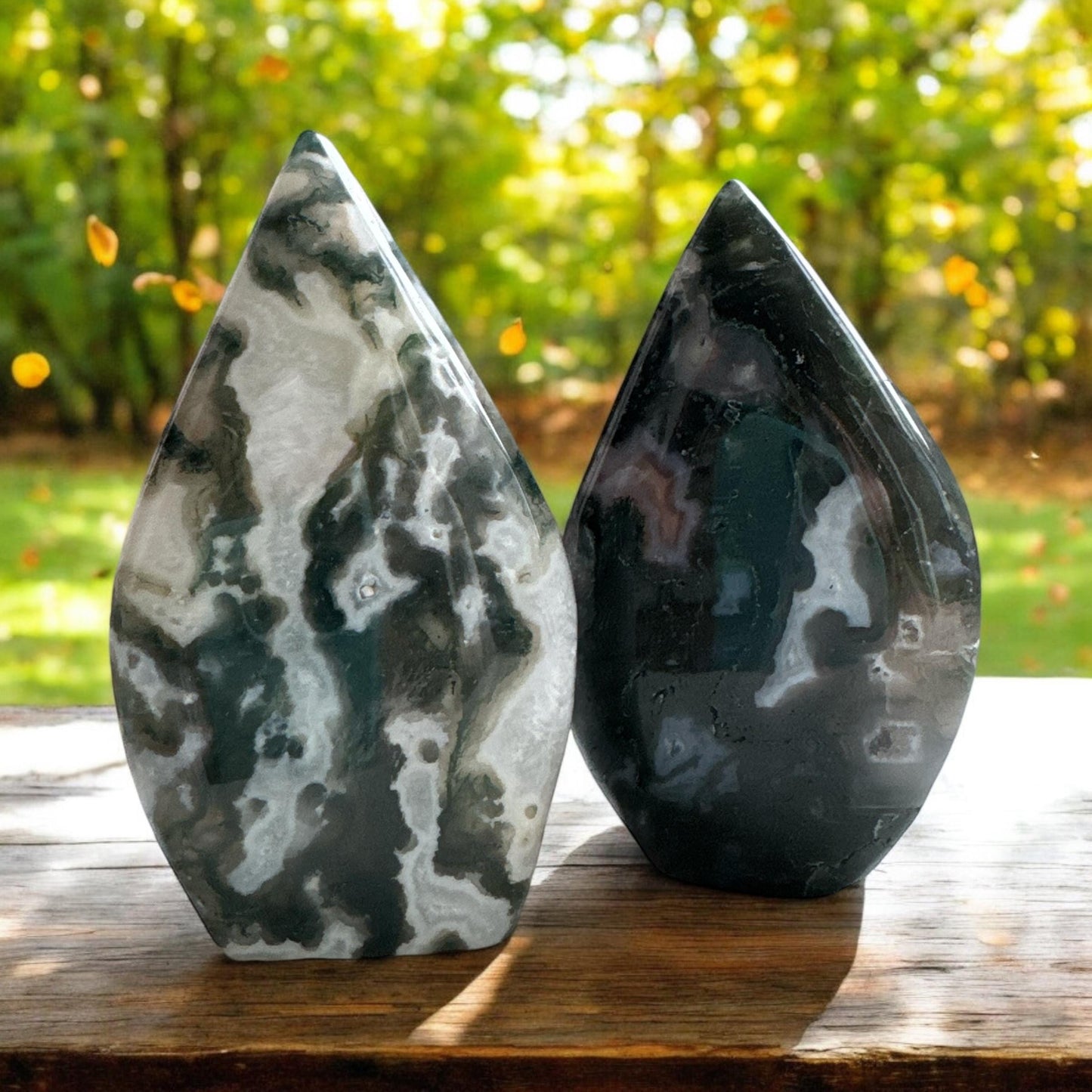 Moss Agate Flame Crystal: Nurturing Earth Energy Palm Stone