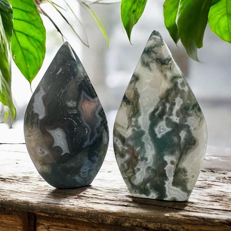 Moss Agate Flame Crystal: Nurturing Earth Energy Palm Stone