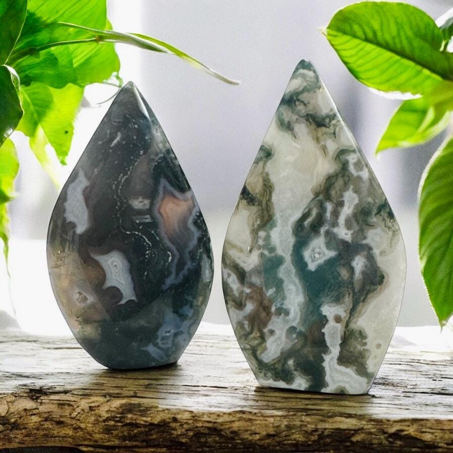 Moss Agate Flame Crystal: Nurturing Earth Energy Palm Stone
