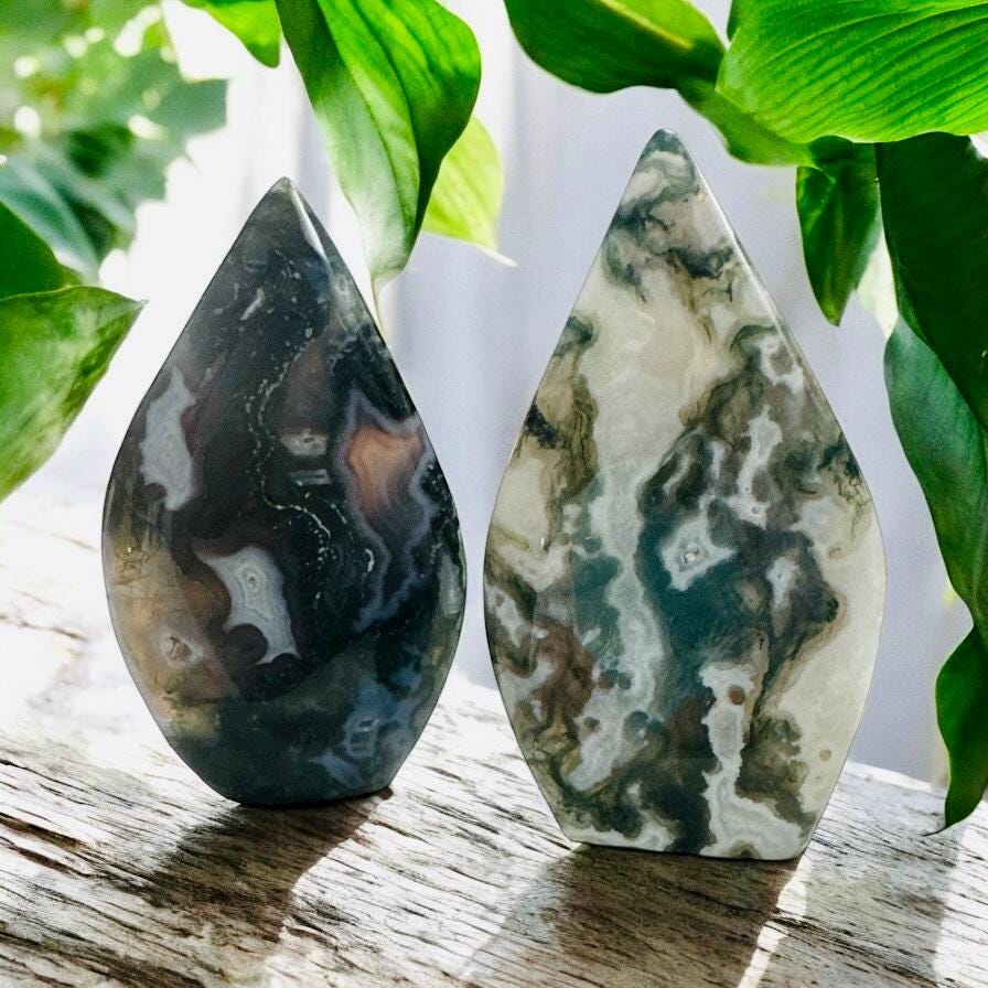 Moss Agate Flame Crystal: Nurturing Earth Energy Palm Stone