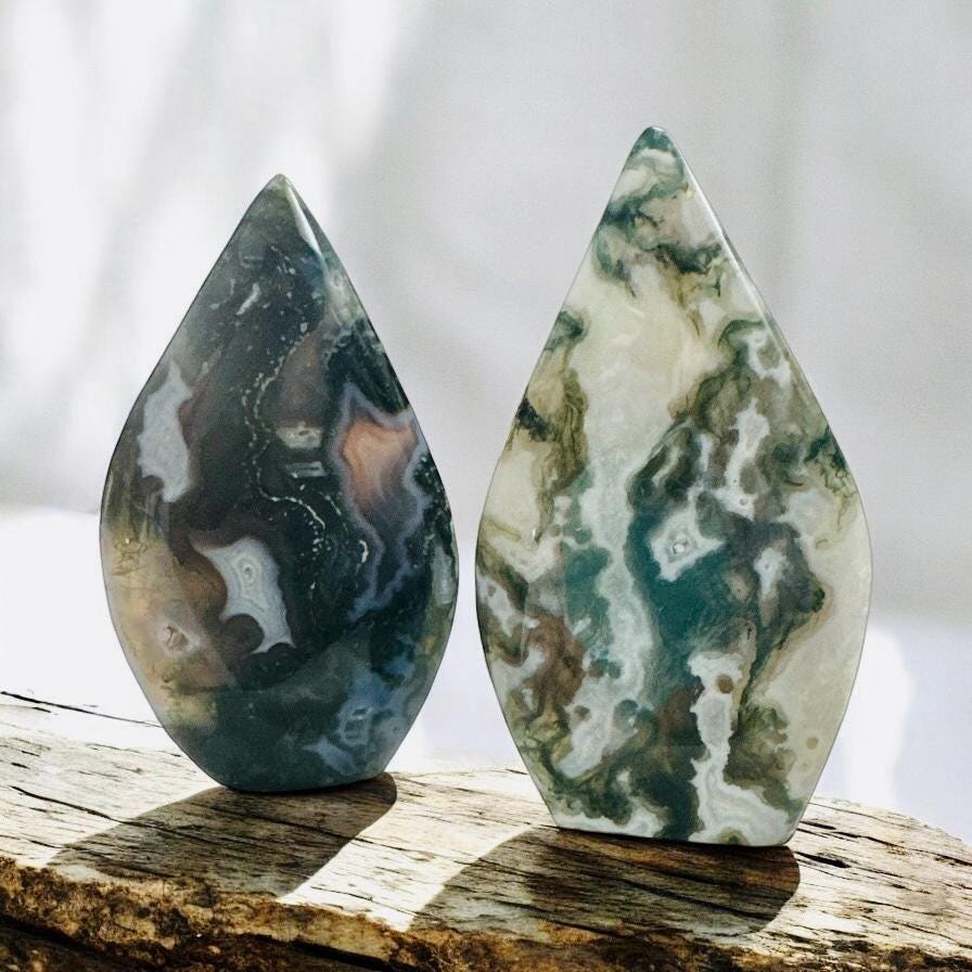 Moss Agate Flame Crystal: Nurturing Earth Energy Palm Stone