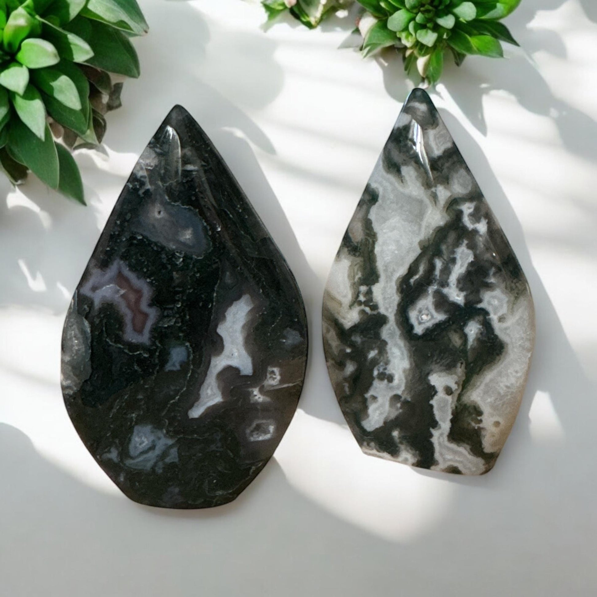 Moss Agate Flame Crystal: Nurturing Earth Energy Palm Stone